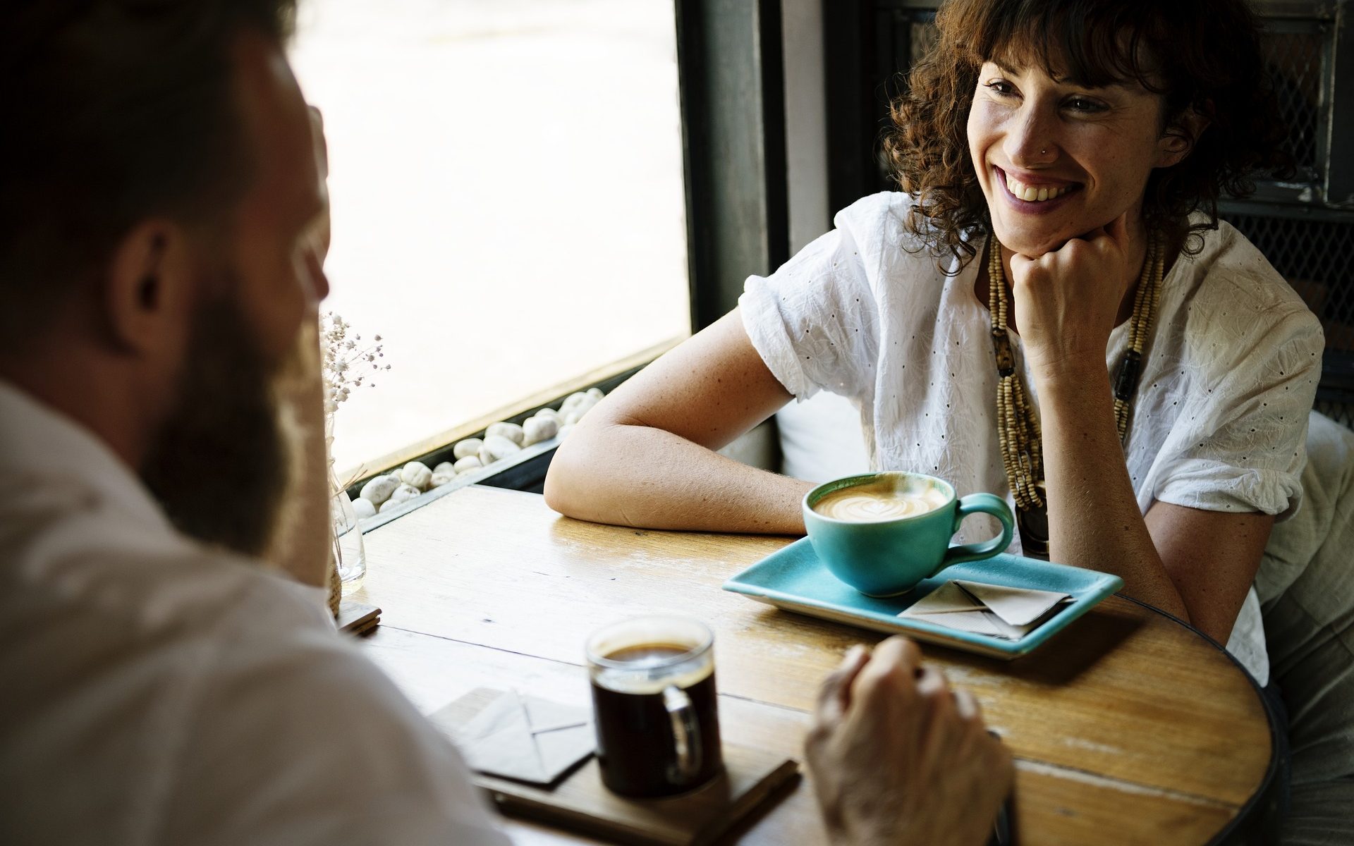 Mann und Frau flirten beim Kaffee trinken